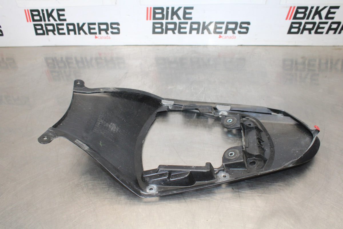 11-26 SUZUKI GSXR750 CENTER REAR BACK TAIL FAIRING COWL BB900