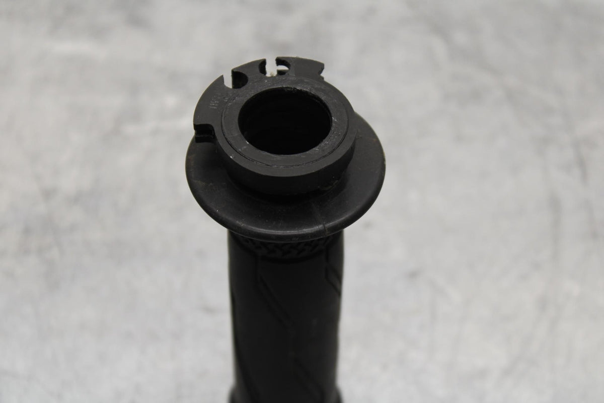 19-21 YAMAHA YZF R3 RIGHT THROTTLE GRIP BB588