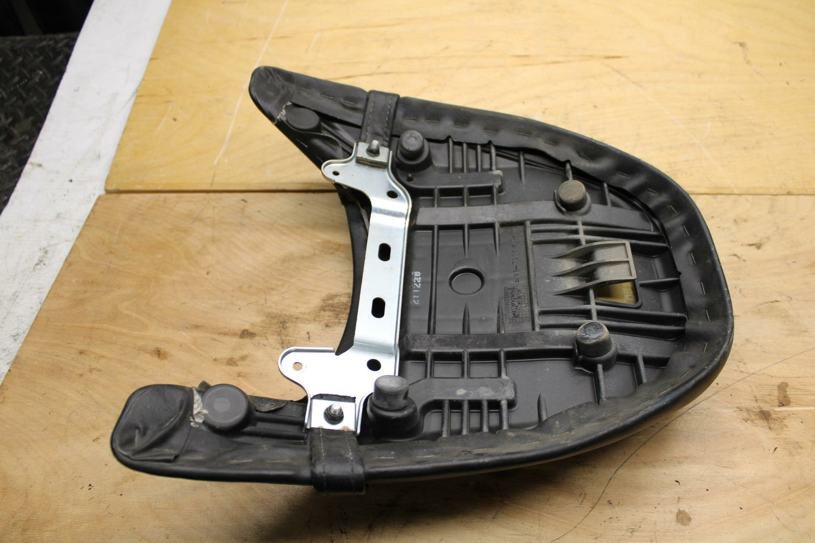 09-10 SUZUKI BOULEVARD M109R REAR BACK PASSENGER  SEAT PAD SADDLE PILLION  BB318