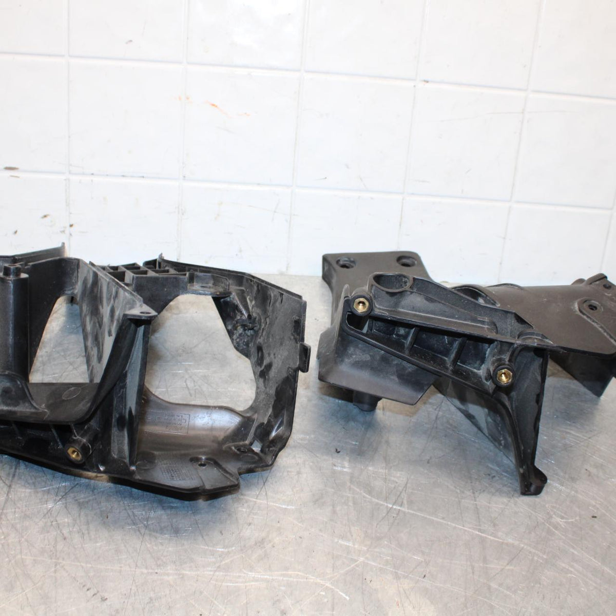 18 KTM RC 390 UPPER FAIRING MIRROR GAUGES STAY BRACKET BB442