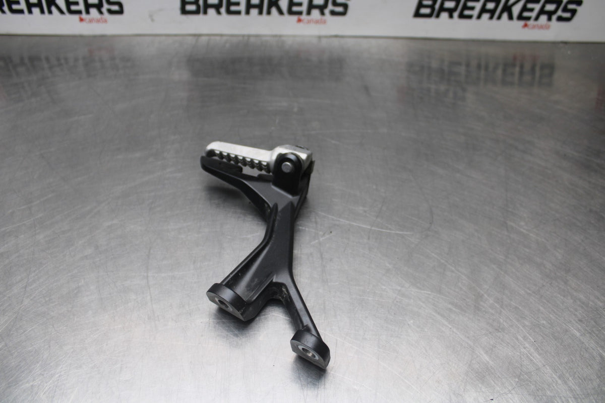 18-26 KAWASAKI Z400 LEFT RIGHT REAR PILLION PEG BRACKETS MOUNTS BB852