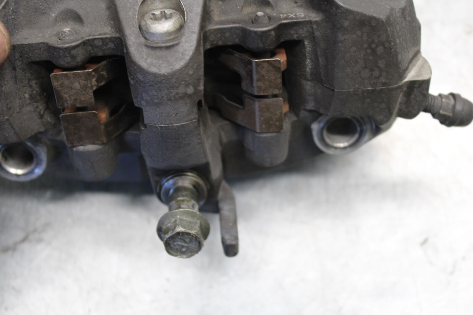 05-06 SUZUKI GSXR1000 RIGHT LEFT FRONT BRAKE CALIPER SET PAIR CALIPERS BB663