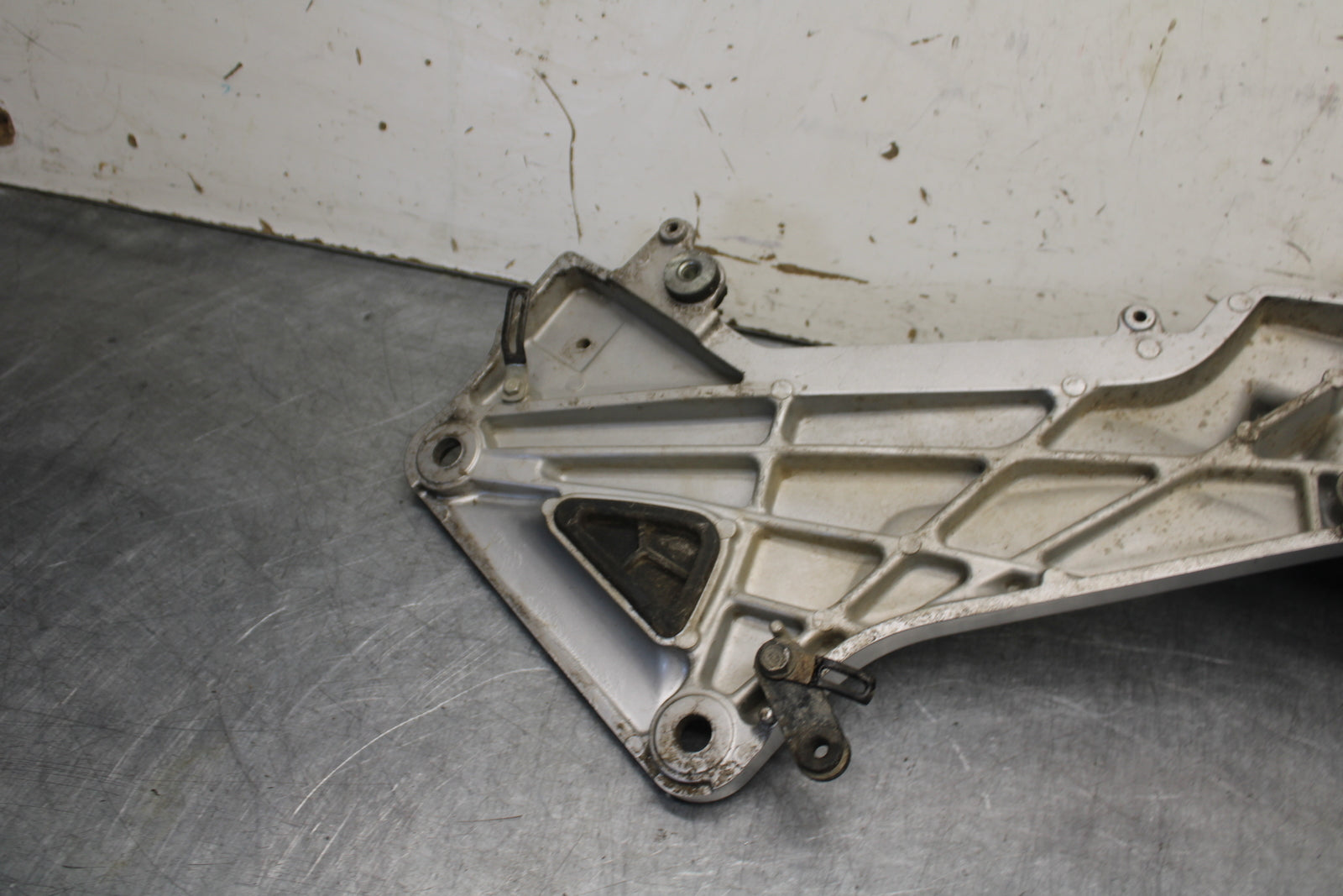 04-12 HONDA ST1300A LEFT FRONT FOOT REST PEG STEP MOUNT BRACKET BB669