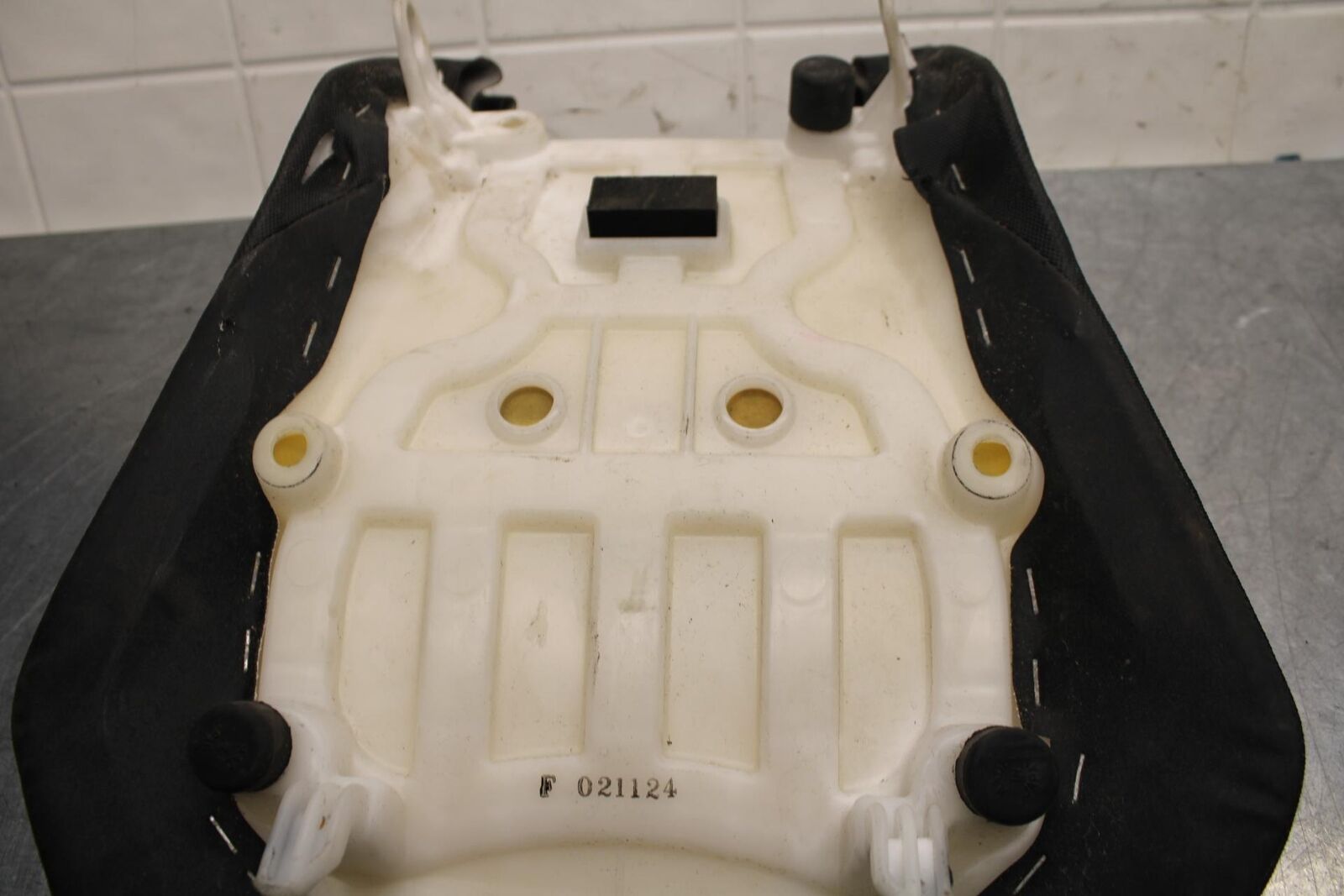 11-22 SUZUKI GSXR600 FRONT DRIVERS SEAT BB582