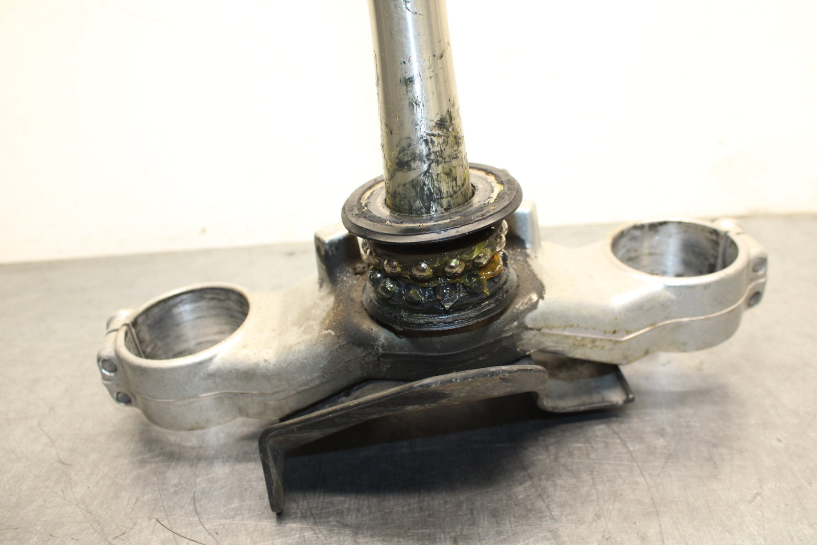 00-01 YAMAHA YZF R1 FRONT FORKS CLAMP LOWER TRIPLE TREE STEM BB755