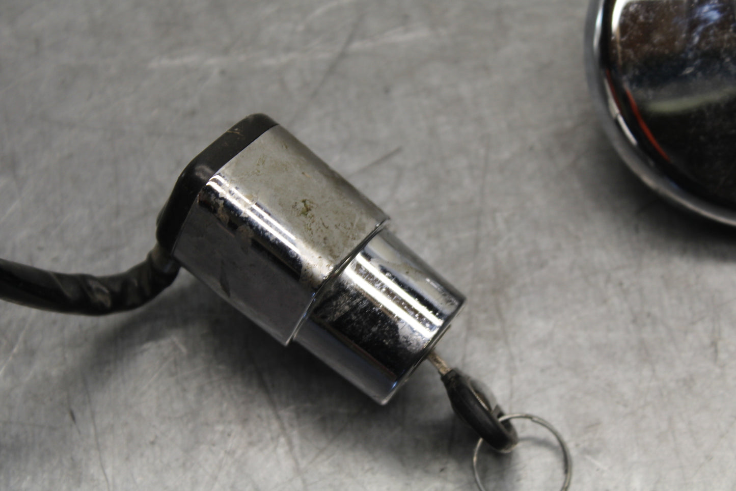 98-03 KAWASAKI VULCAN 1500L IGNITION LOCK KEY W/ GAS CAP  BB678