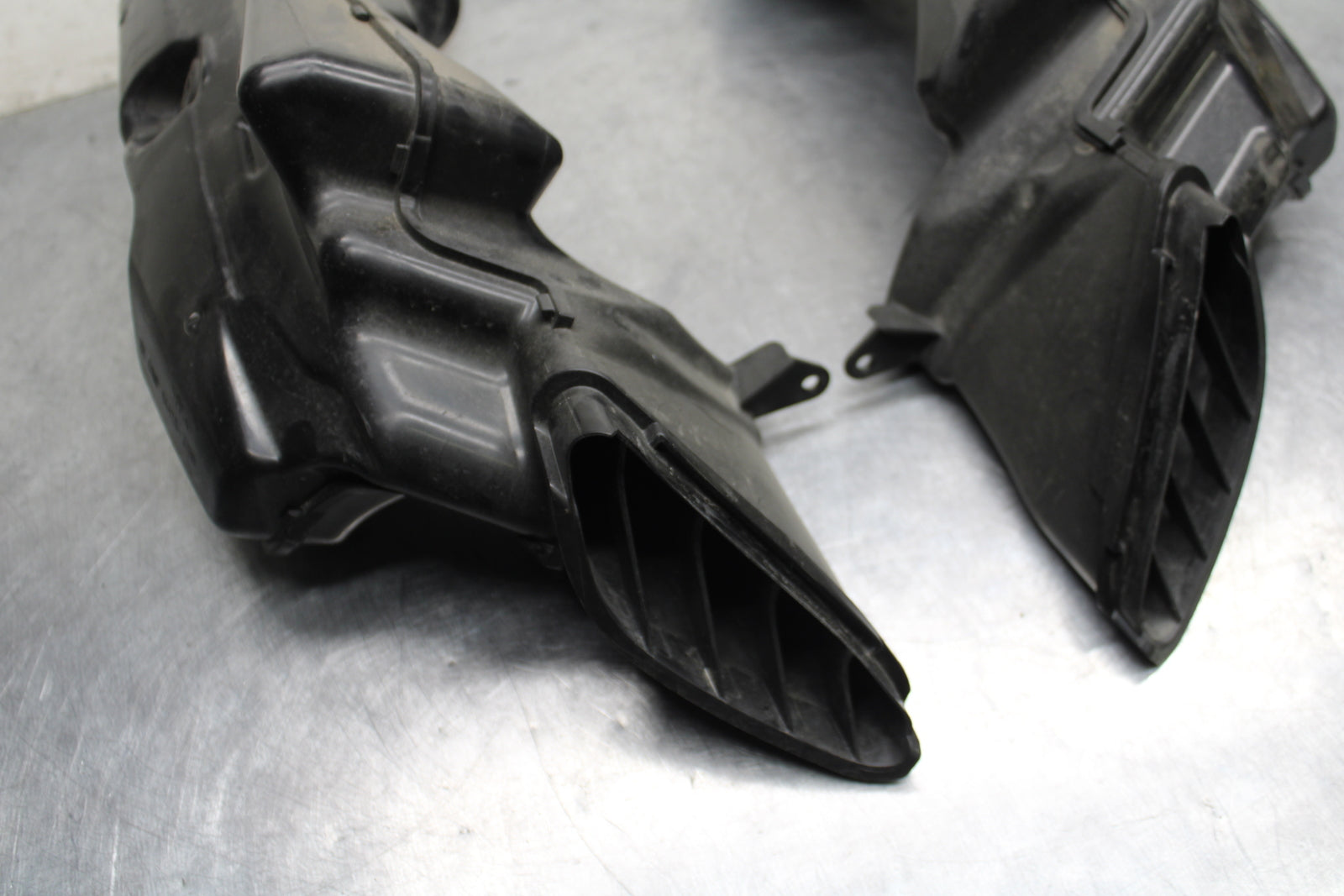 09 SUZUKI GSXR600 RIGHT LEFT AIR INTAKE DUCTS BB759
