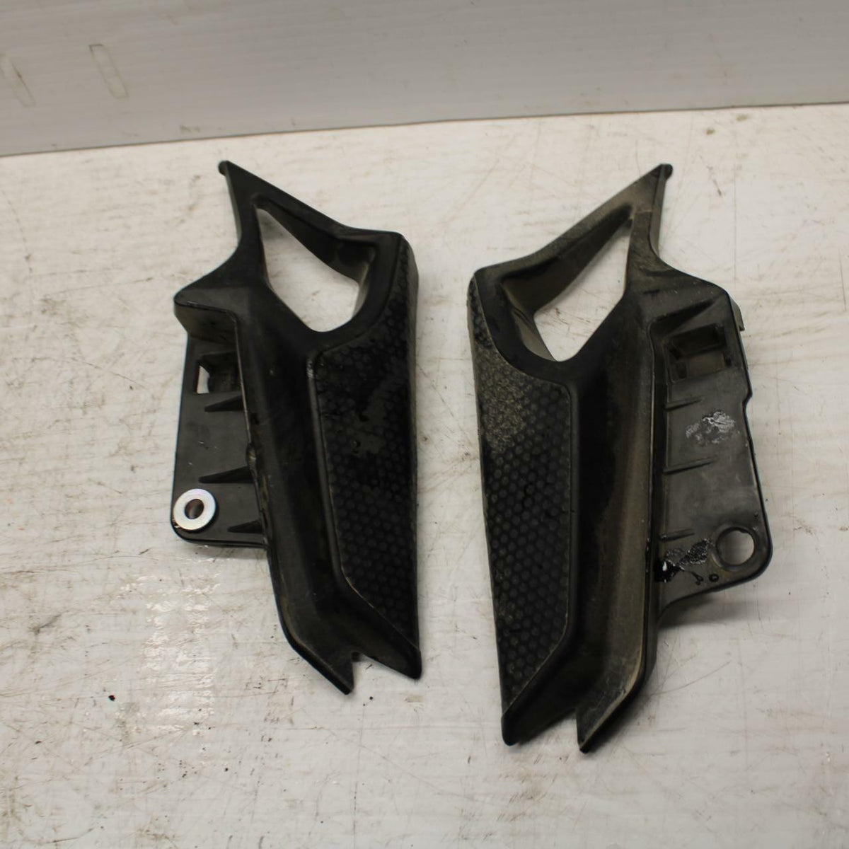 09 YAMAHA FZ6 MID UPPER SIDE FAIRING COWL BRACKET BB295