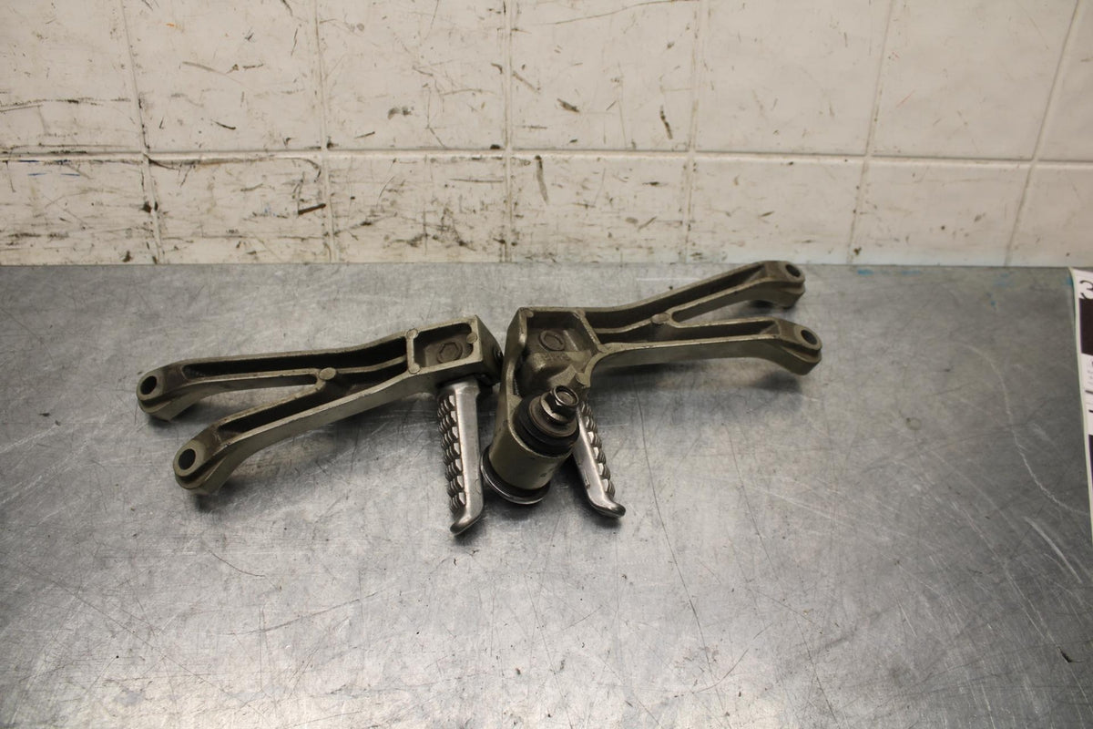 2000 Kawasaki Ninja ZX9R ZX900F REAR BACK PASSENGER PEG SET PAIR BB70