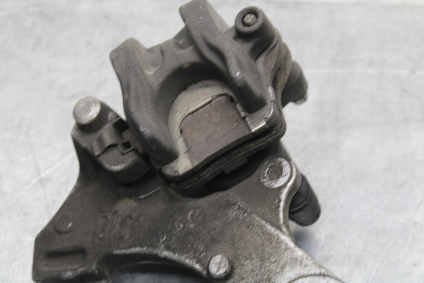 2007 Honda CBR600RR REAR BRAKE CALIPER W MOUNT BRACKET 43150-MFJ-D01 BB596