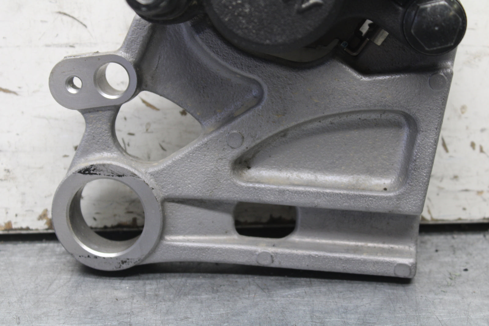 22-24 YAMAHA XSR900 REAR BACK BRAKE CALIPER W MOUNT BRACKET BB683
