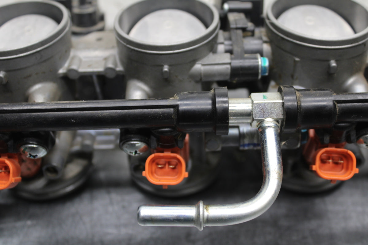 24-25 KAWASAKI NINJA ZX6R MAIN FUEL INJECTORS / THROTTLE BODIES BB726