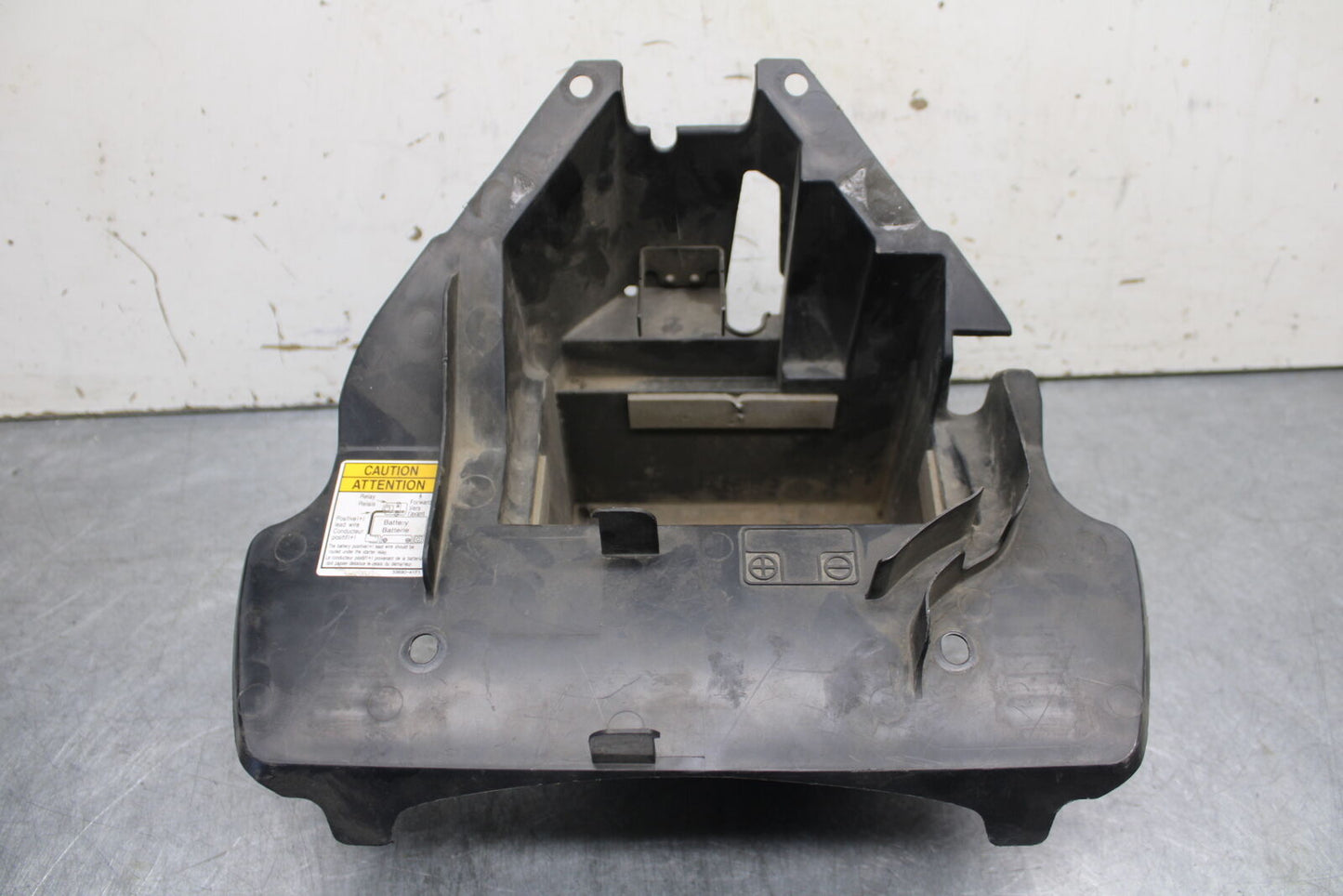 05-06 SUZUKI BOULEVARD M50 BATTERY TRAY BOX HOLDER BB671