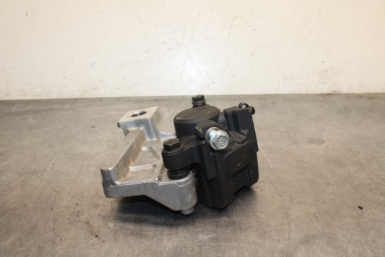 13-16 SUZUKI BANDIT 1250S ABS REAR BACK BRAKE CALIPER W MOUNT BRACKET BB134