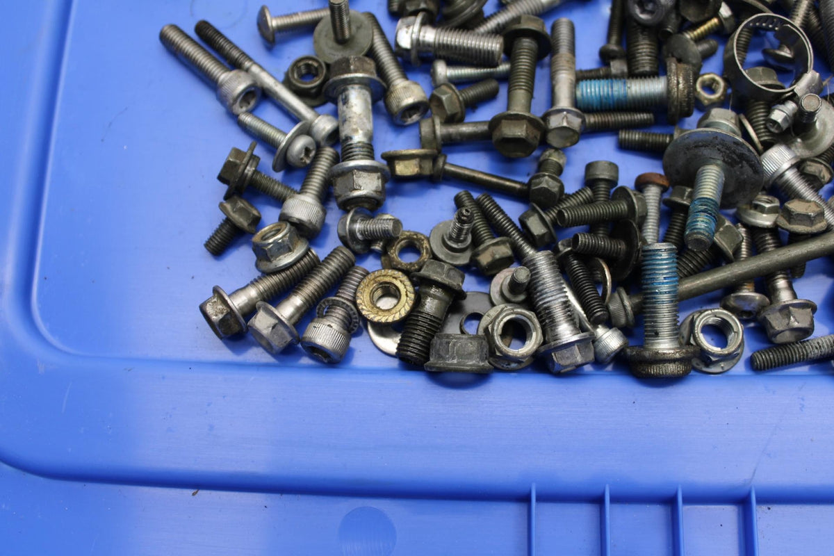 2001 Suzuki GSXR600  BOLTS HARDWARE MISCELLANEOUS SCREWS BB59