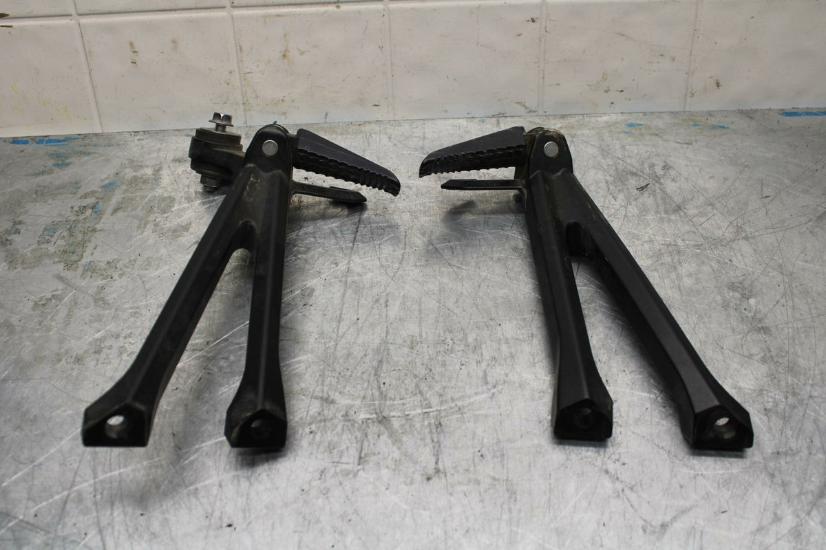 15-21 SUZUKI GSXR600 REAR BACK PASSENGER PEG SET PAIR BB418