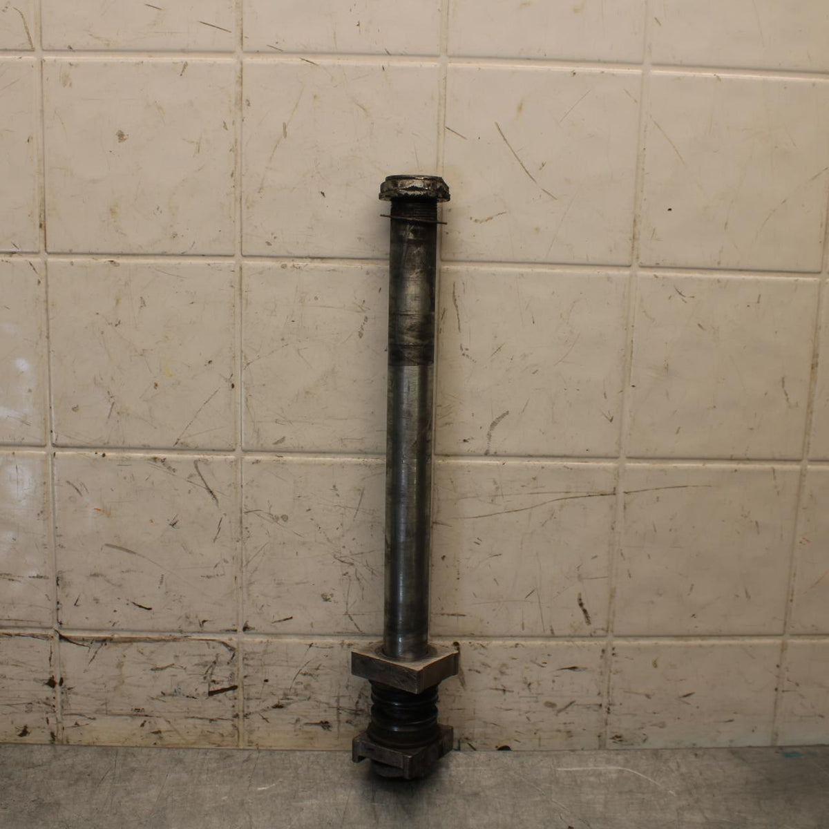 2008 Aprilia Shiver 750 SL750 REAR AXLE BACK WHEEL RIM PIVOT BOLT AXEL BB551