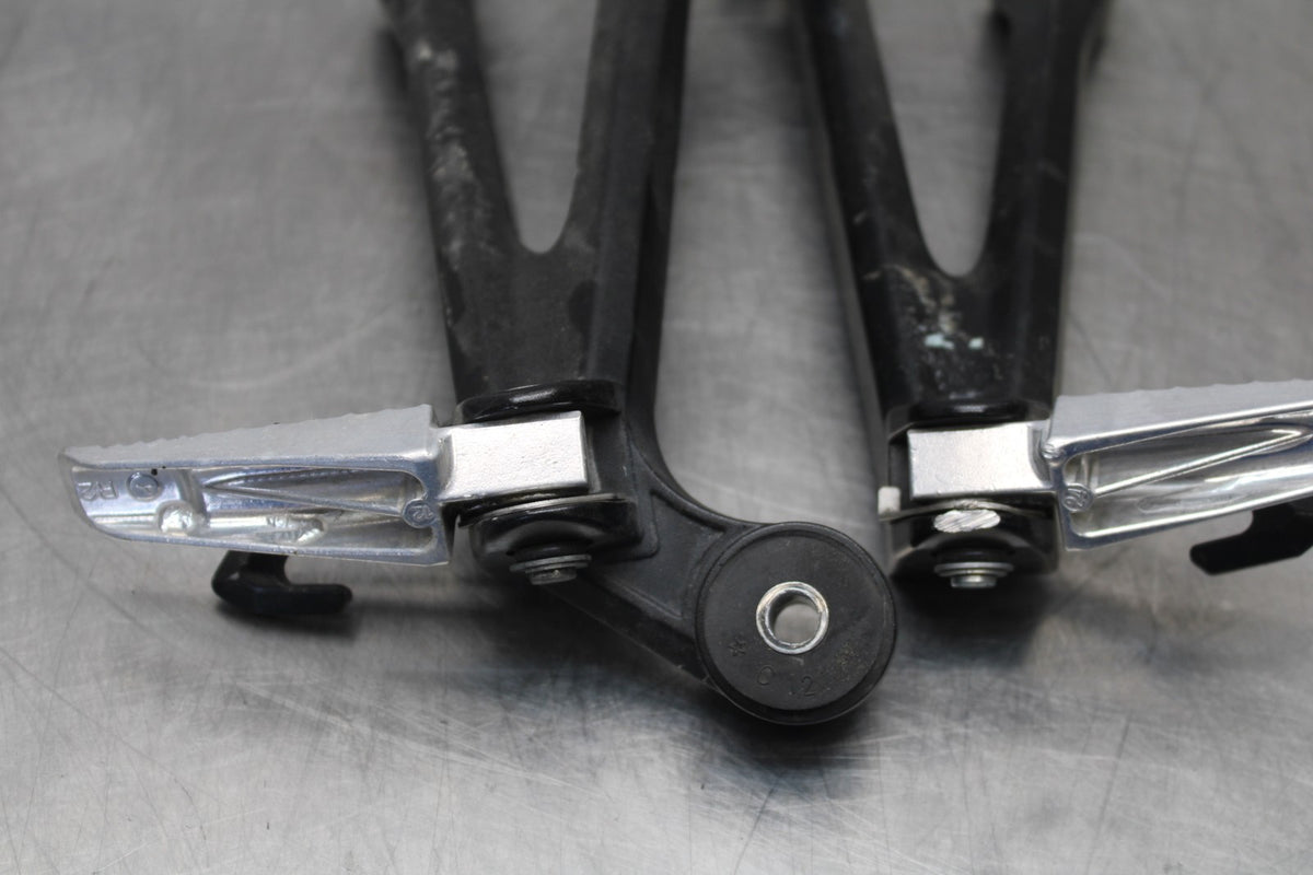 11-26 SUZUKI GSXR750 REAR BACK PASSENGER PEG SET PAIR BB900
