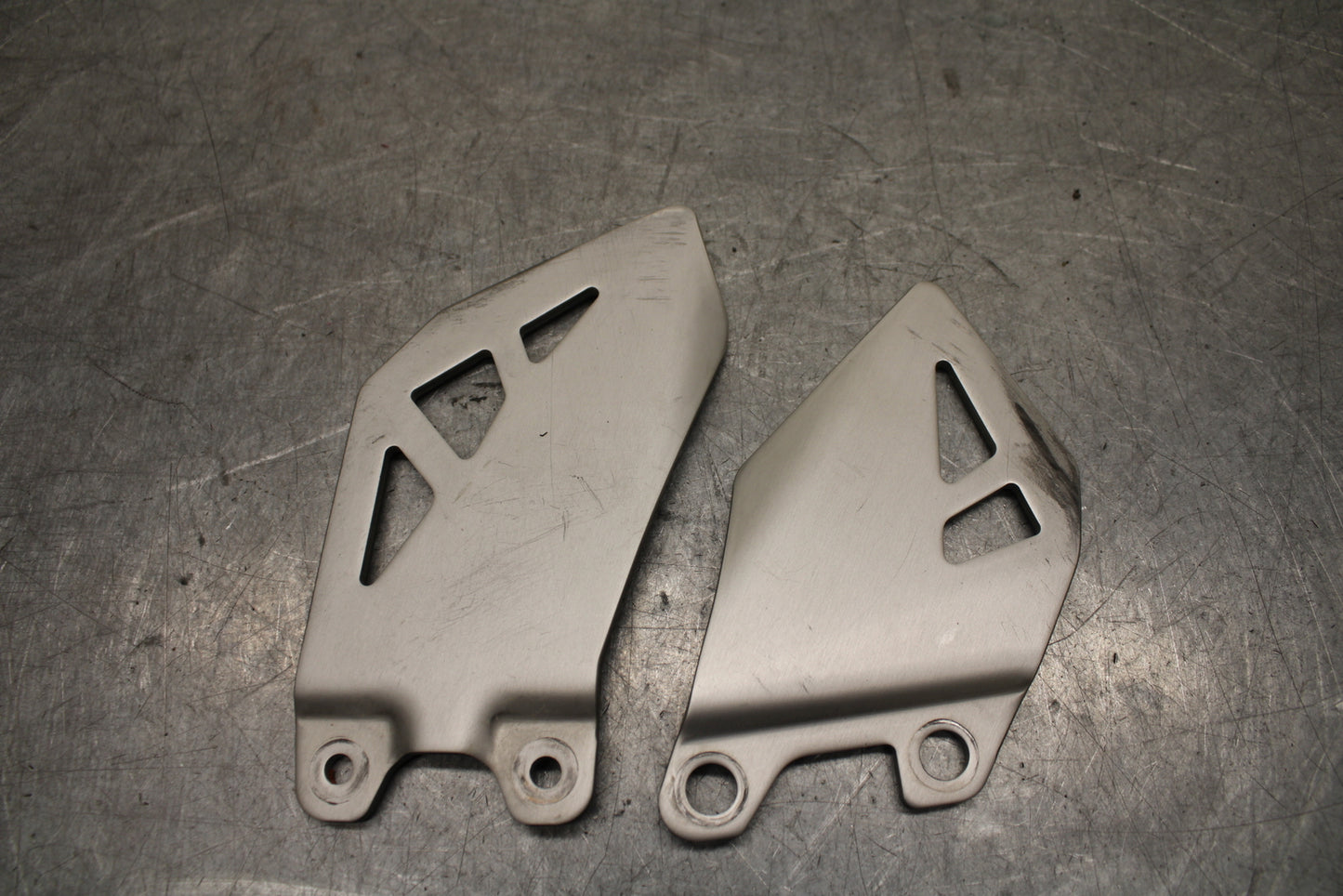 16 KAWASAKI NINJA ZX10R RIGHT LEFT PAIR HEEL GUARD COVER  BB650