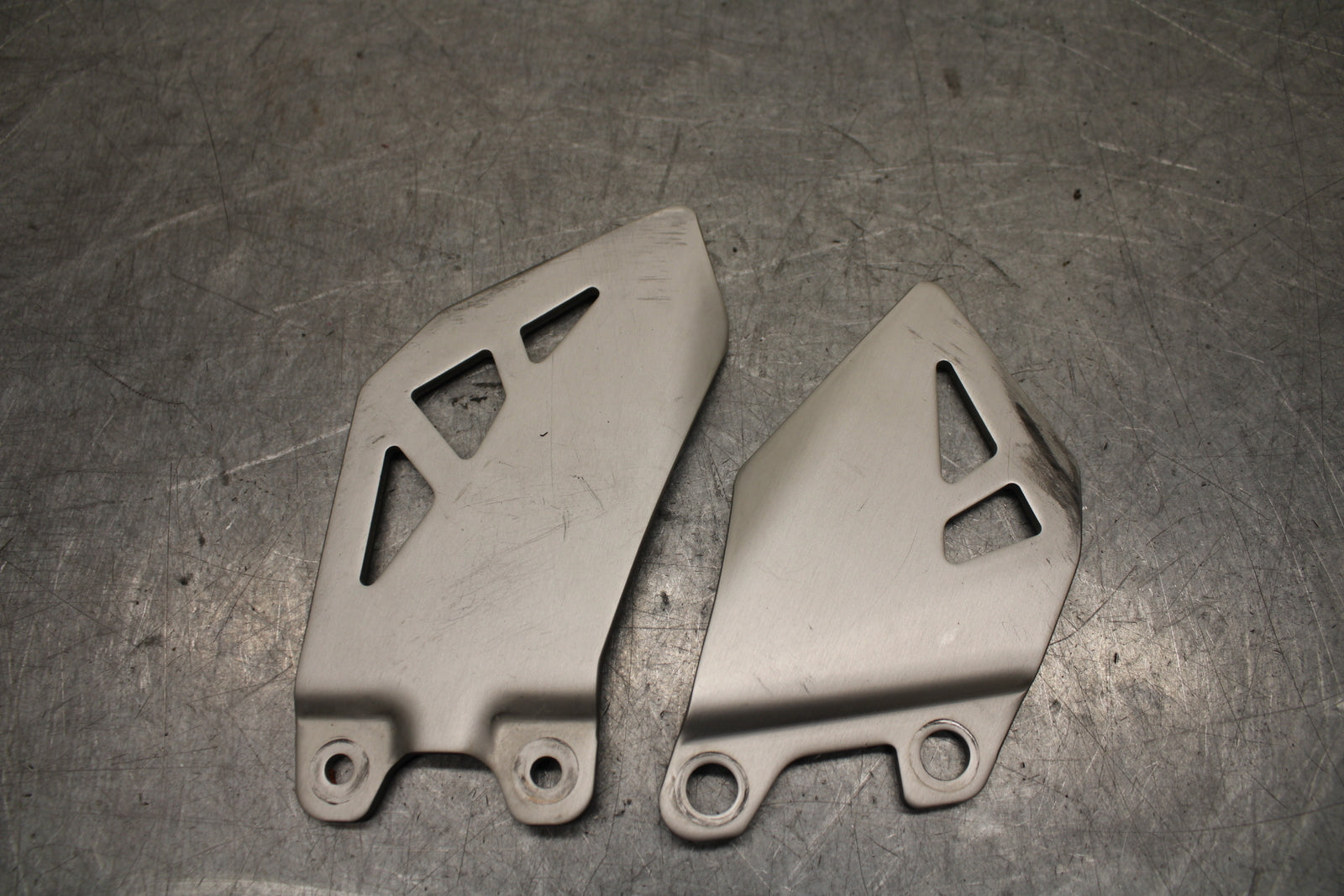 16 KAWASAKI NINJA ZX10R RIGHT LEFT PAIR HEEL GUARD COVER  BB650