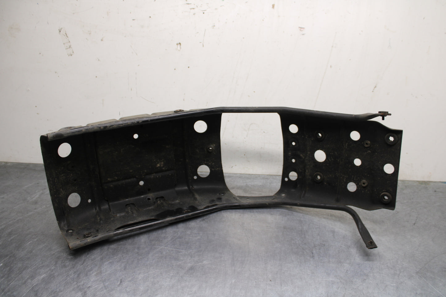04 SUZUKI INTRUDER 800 REAR BACK FENDER SUPPORT FRAME SUBFRAME BB758