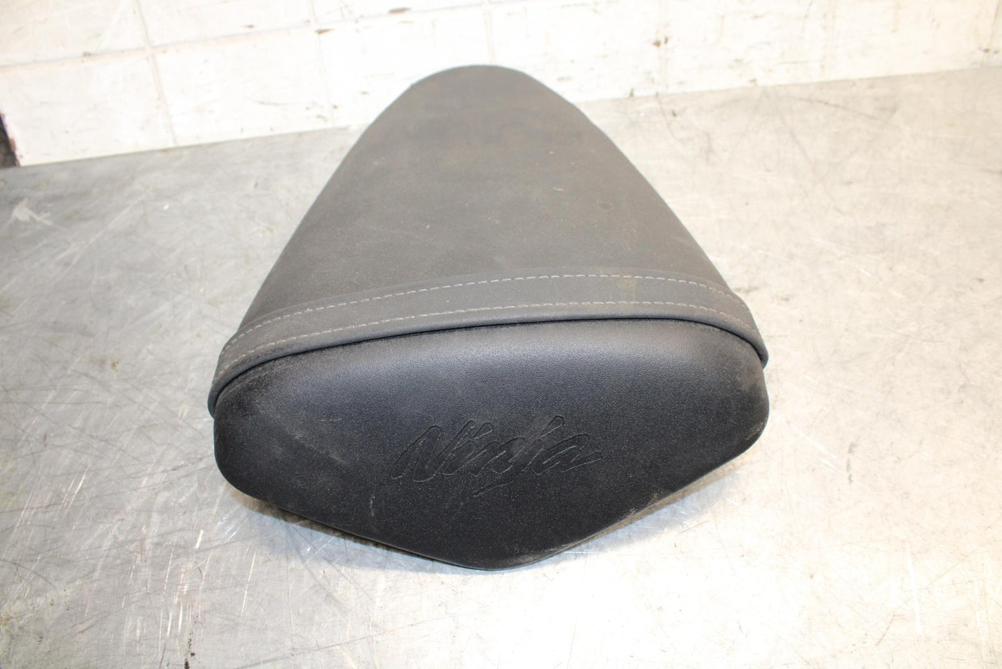 2008 Kawasaki Ninja ZX10R  REAR BACK PASSENGER TANDEM SEAT PAD SADDLE BB524