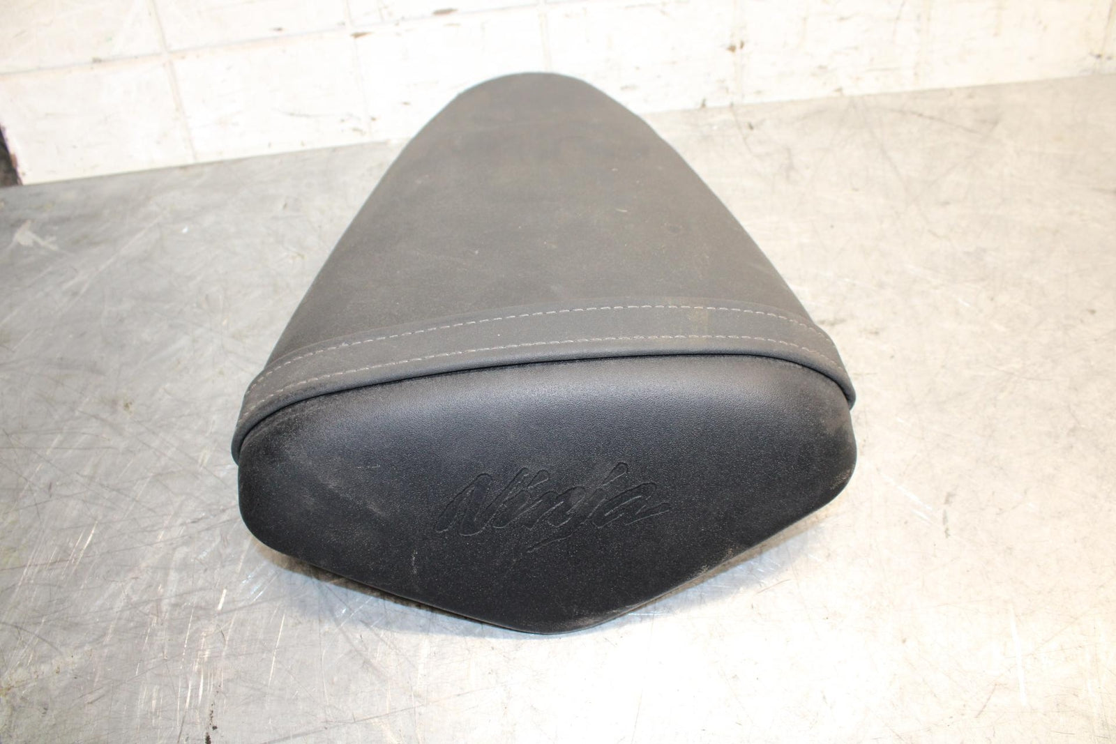 2008 Kawasaki Ninja ZX10R  REAR BACK PASSENGER TANDEM SEAT PAD SADDLE BB524
