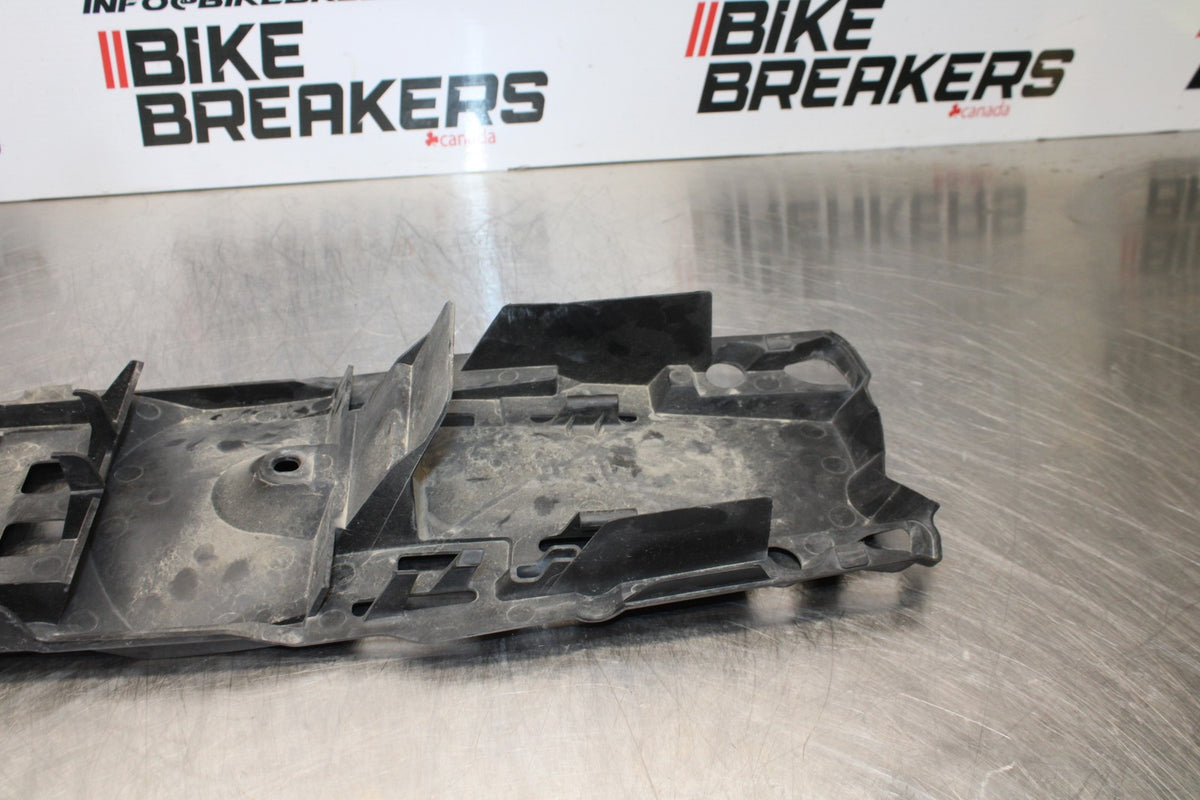 06-07 SUZUKI GSXR 600 REAR BACK TAIL UNDERTAIL BATTERY TRAY PLASTIC BB170