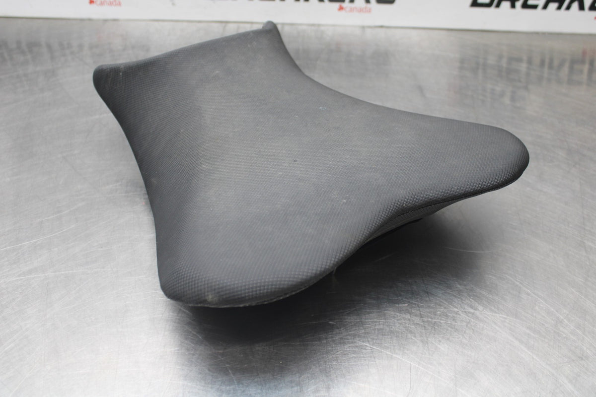 18-26 KAWASAKI Z400 FRONT DRIVERS SEAT PAD SADDLE PILLION BB852