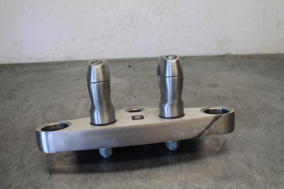 04 SUZUKI INTRUDER 800 FORKS UPPER TRIPLE TREE CLAMP BB758