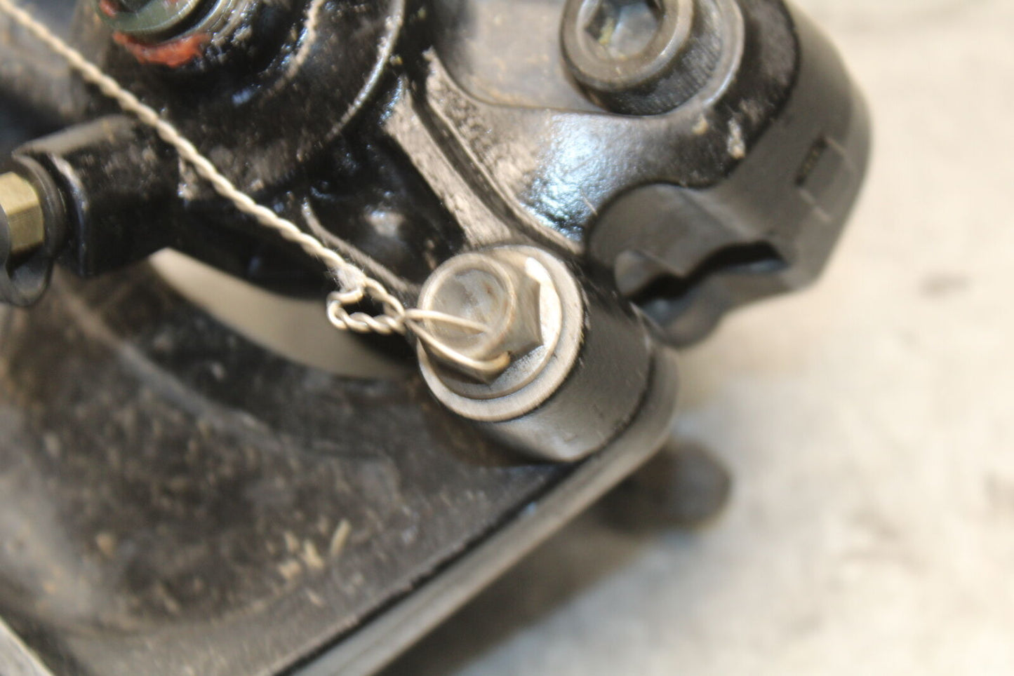 05-06 SUZUKI GSXR1000 REAR BACK BRAKE CALIPER W MOUNT BRACKET BB677