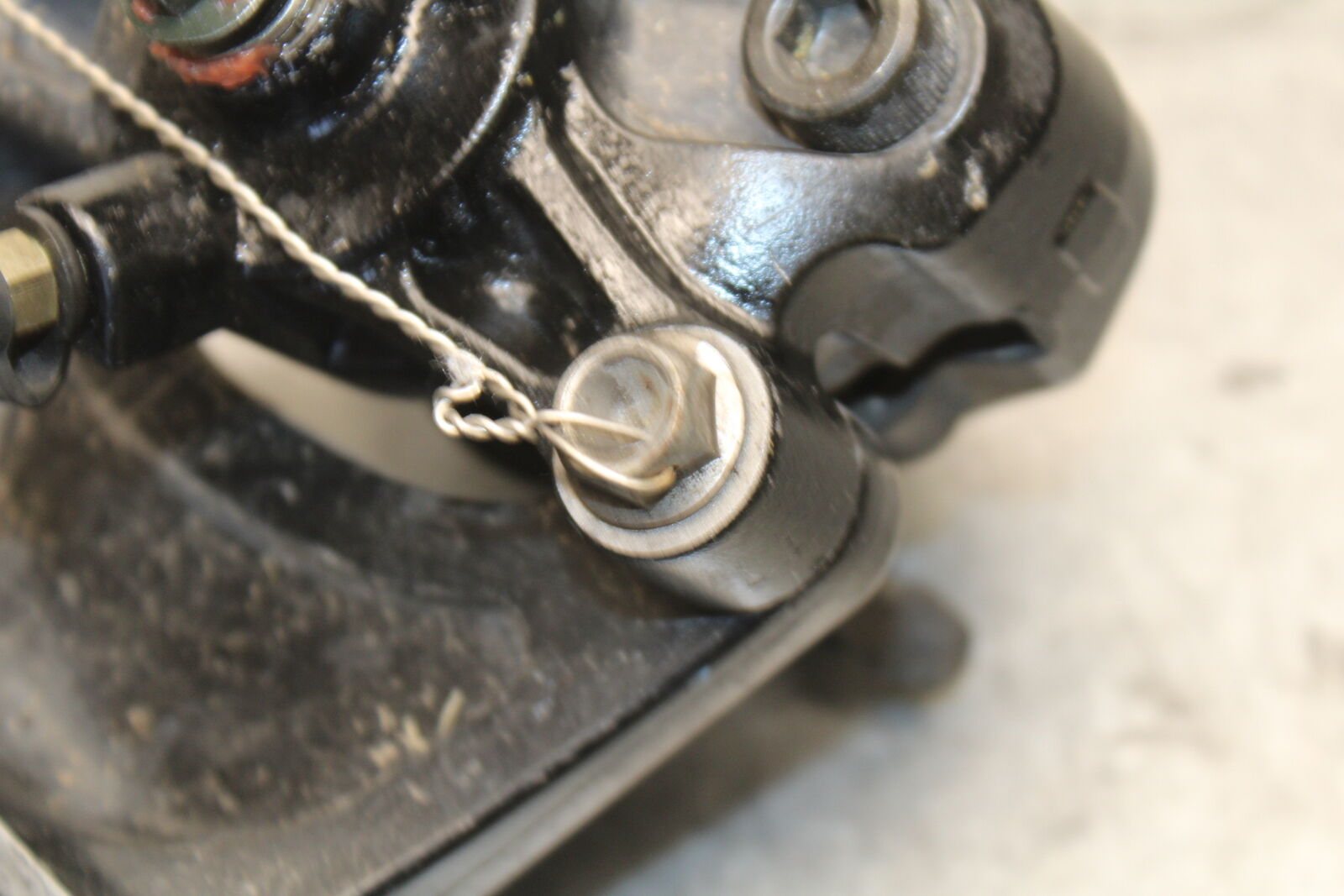 05-06 SUZUKI GSXR1000 REAR BACK BRAKE CALIPER W MOUNT BRACKET BB677