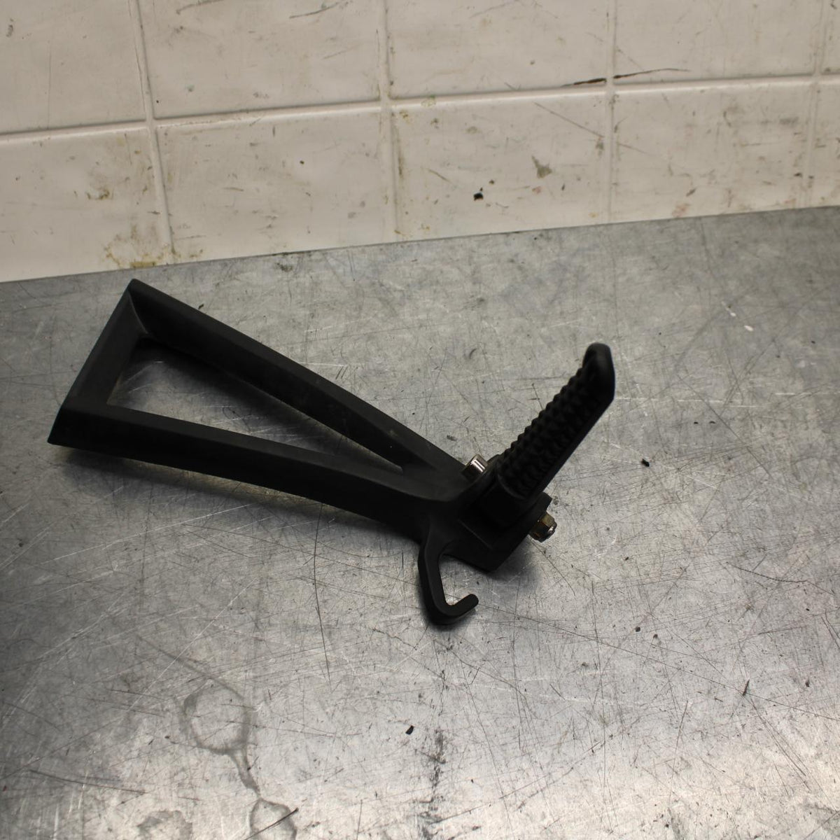 07 YAMAHA YZF R6 2c0 RIGHT REAR BACK PASSENGER PEG BB75