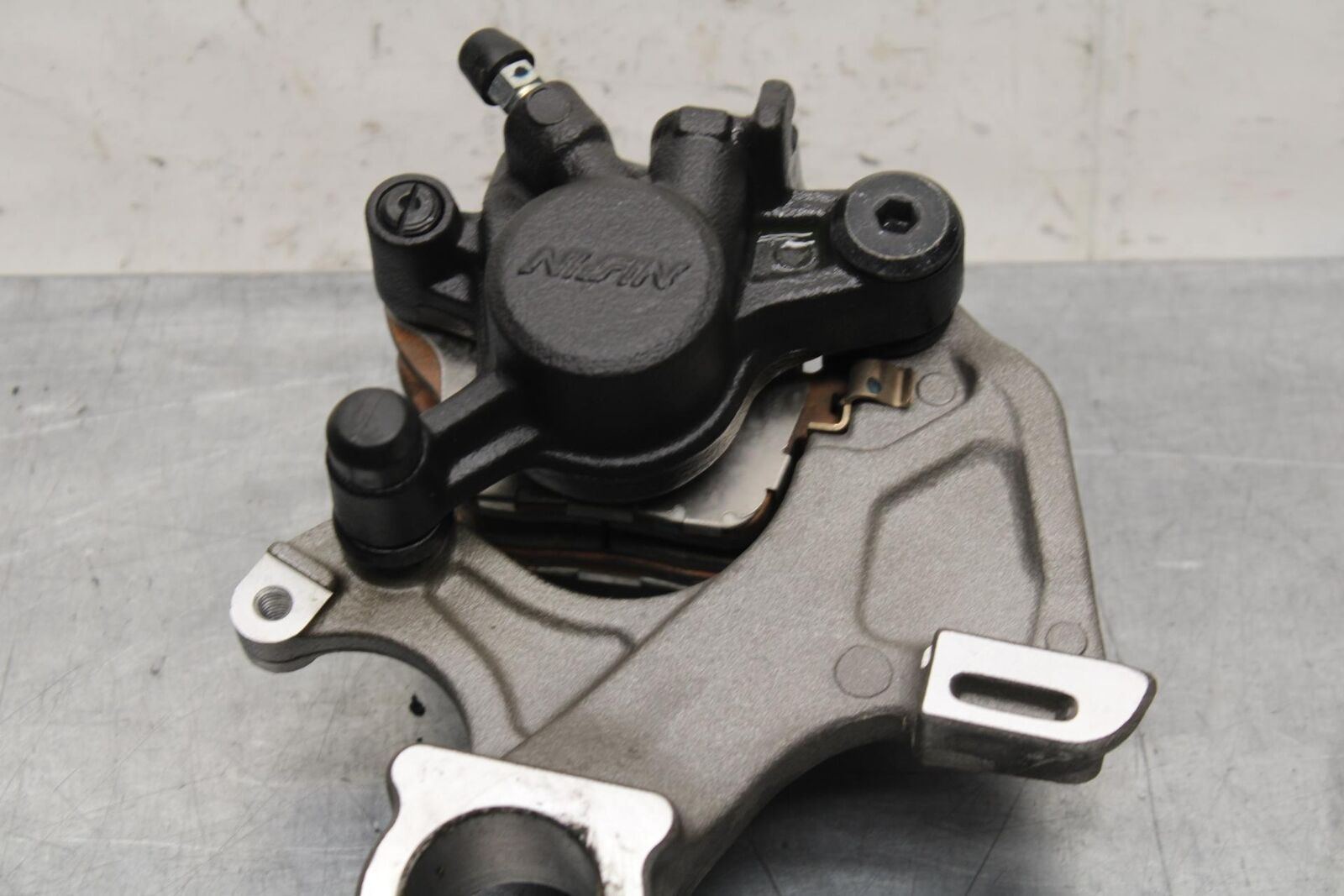 20 SUZUKI GSXR 1000 REAR BACK BRAKE CALIPER W MOUNT BRACKET BB597
