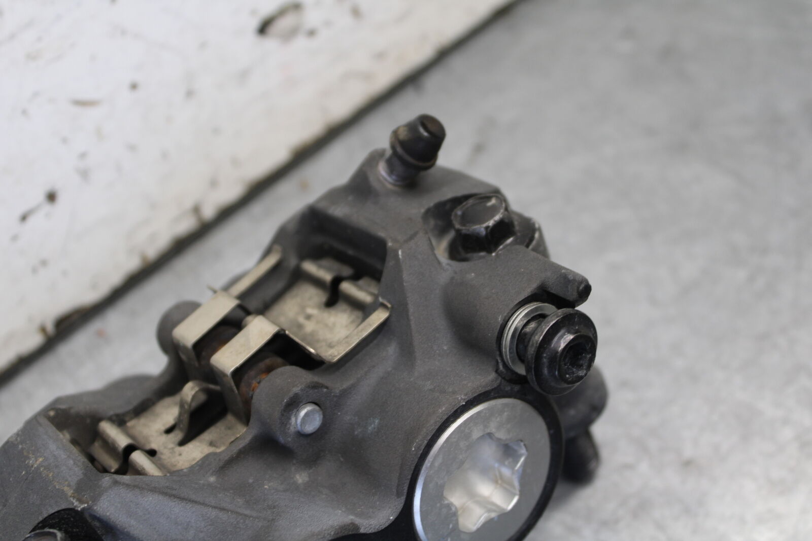 08-16 YAMAHA YZF R6 RIGHT LEFT FRONT BRAKE CALIPER SET PAIR CALIPERS BB665