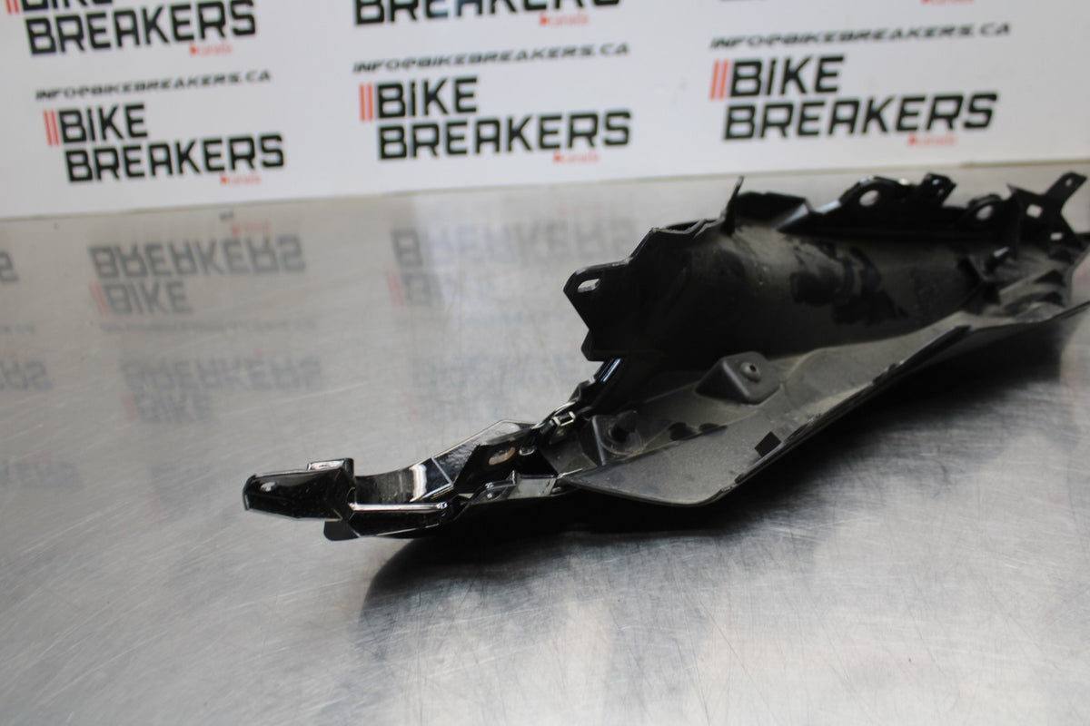 22-25 YAMAHA YZF R7 RIGHT REAR BACK TAIL FAIRING COWL SHROUD BB176