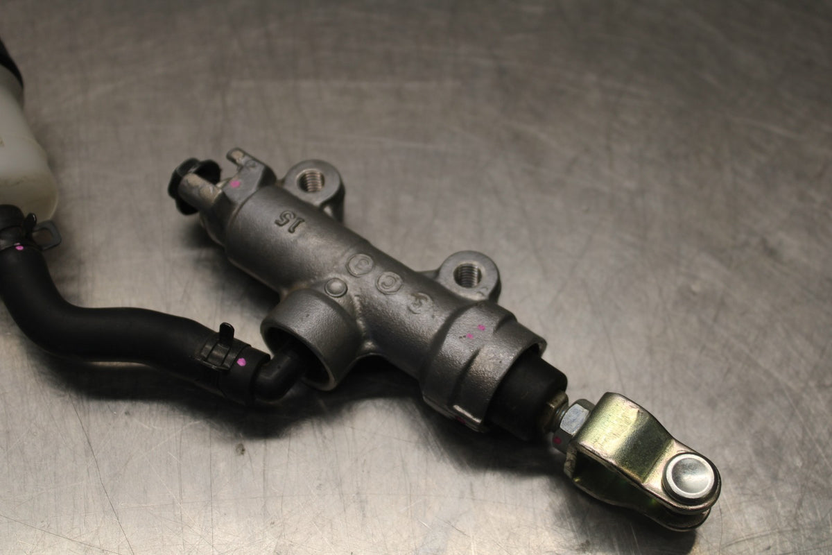 25 KAWASAKI Z900 REAR BACK BRAKE MASTER CYLINDER W RESERVOIR BB928