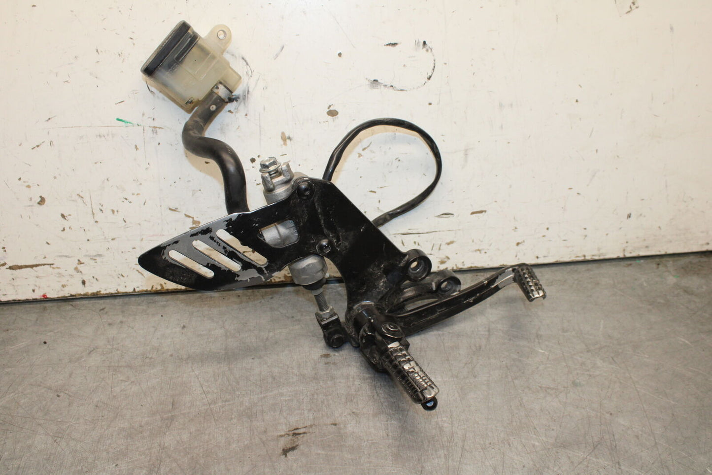 08-09 SUZUKI GSXR600 RIGHT REARSET REAR SET DRIVER FOOT PEG REST STOP BB728
