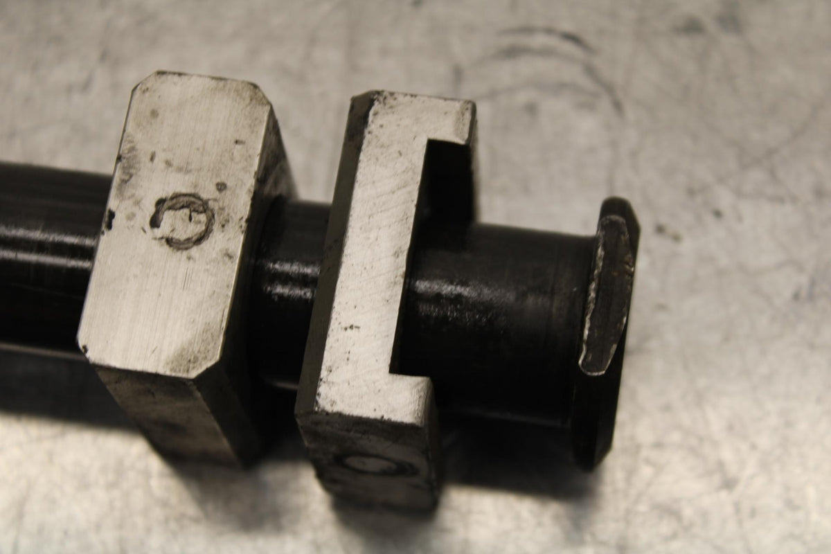 2007 Yamaha YZF R6S REAR AXLE BACK WHEEL PIVOT BOLT AXEL 5SL-25381-10-00 BB594