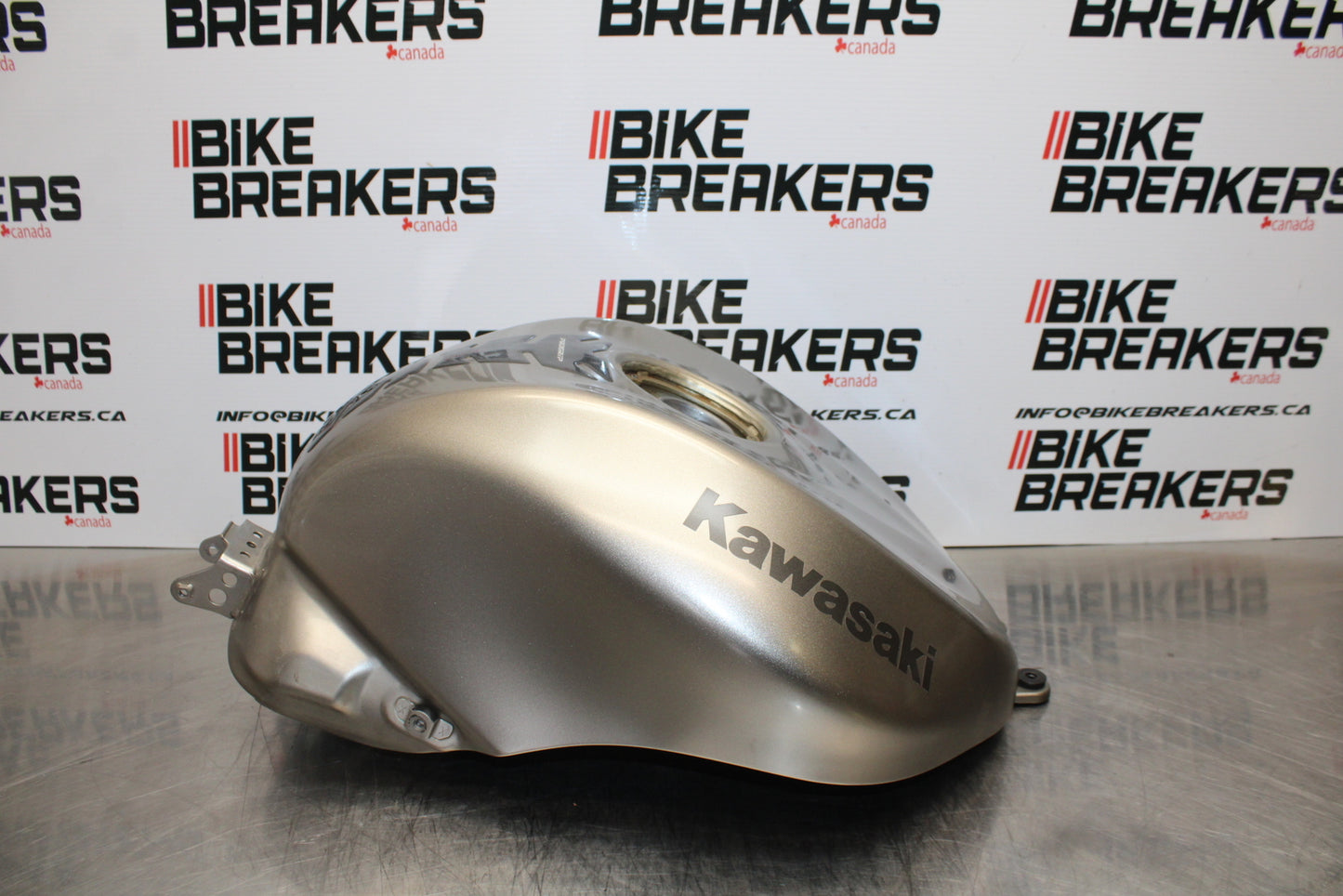 04-05 KAWASAKI NINJA ZX10R GAS TANK FUEL CELL PETROL RESERVOIR BB163