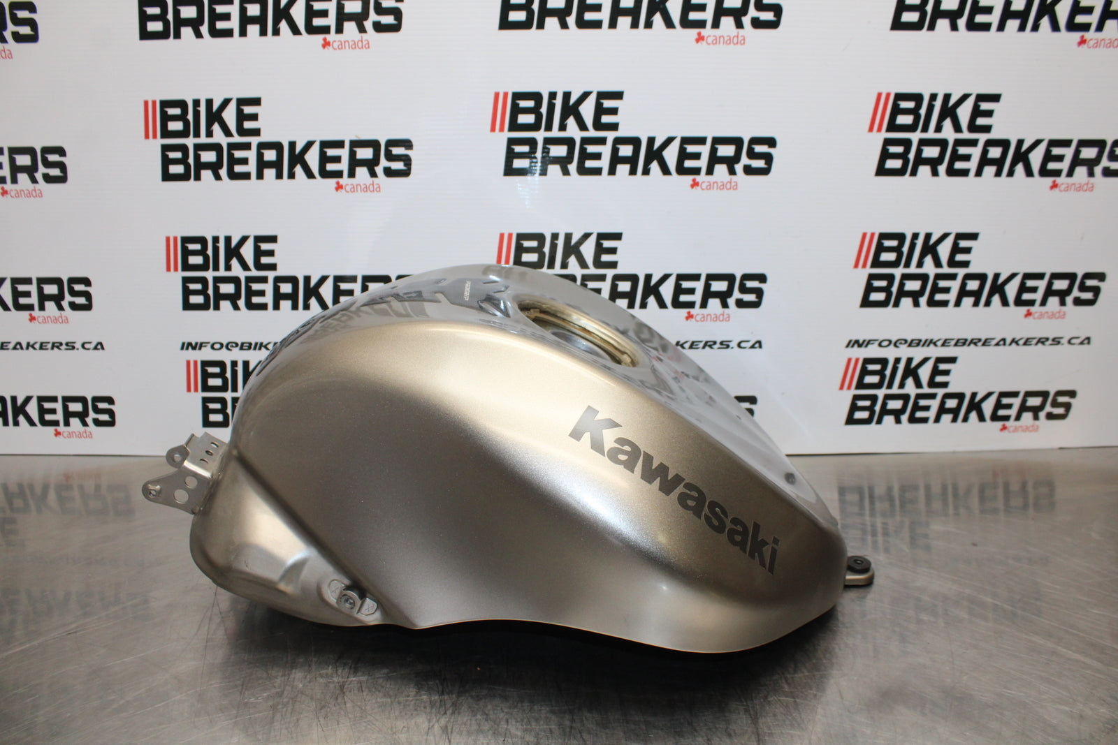 04-05 KAWASAKI NINJA ZX10R GAS TANK FUEL CELL PETROL RESERVOIR BB163