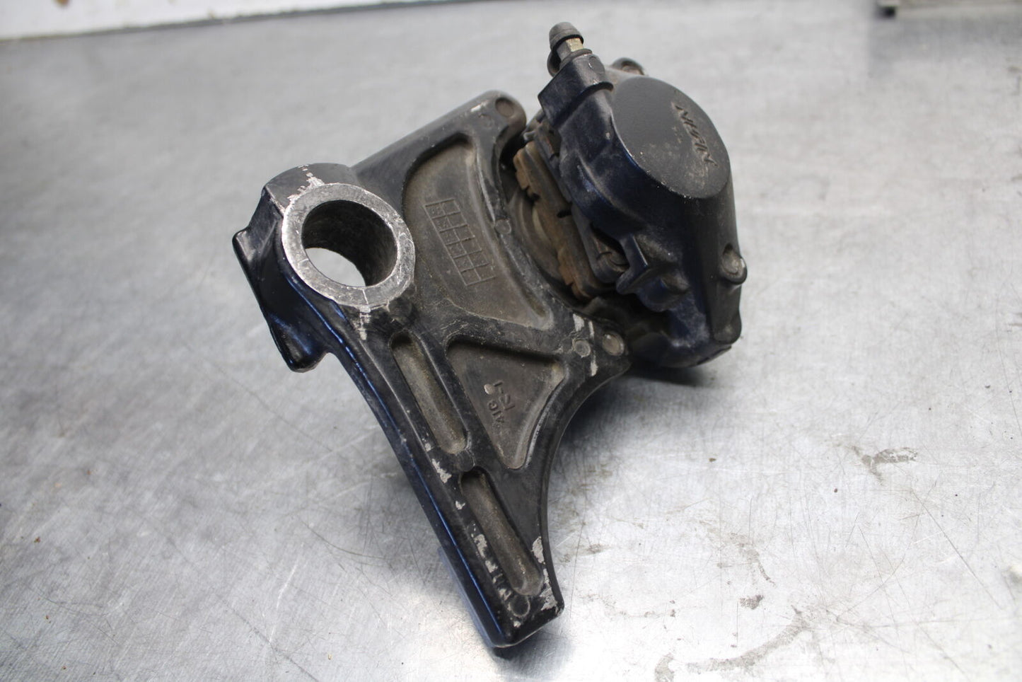 05-06 SUZUKI GSXR1000 REAR BACK BRAKE CALIPER W MOUNT BRACKET BB677