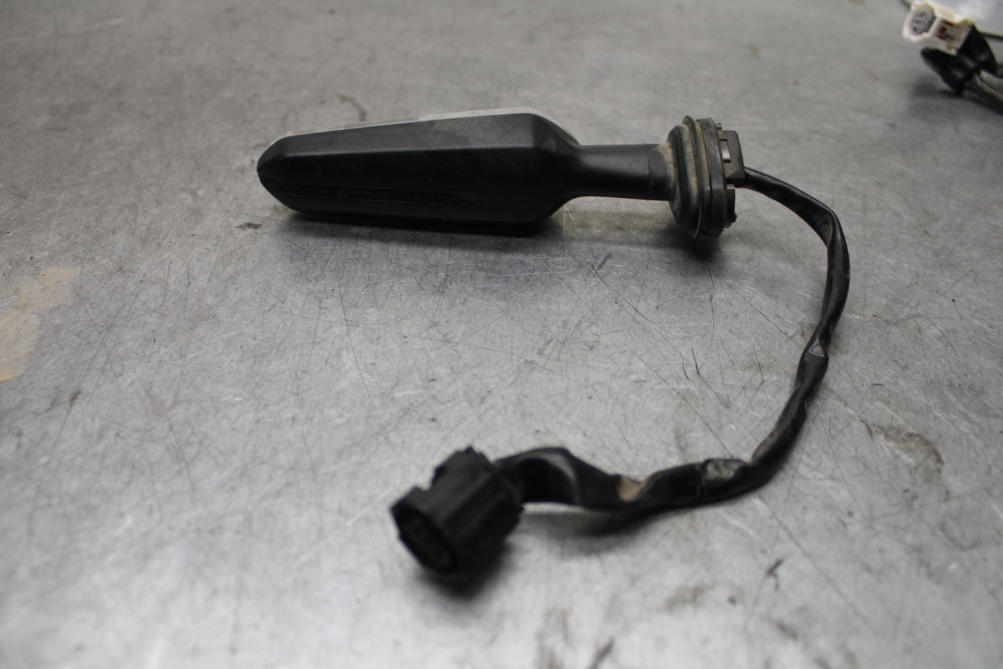 22-24 YAMAHA XSR900 RIGHT FRONT TURN SIGNAL LIGHT INDICATOR BB683