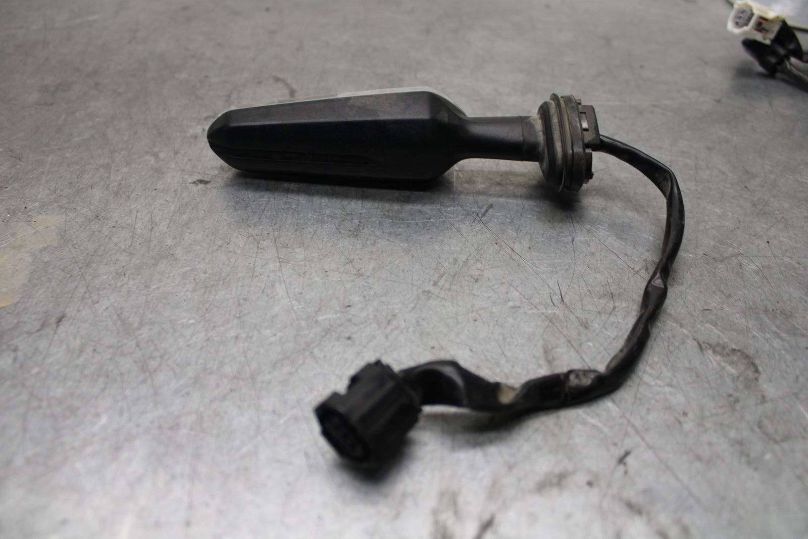 22-24 YAMAHA XSR900 RIGHT FRONT TURN SIGNAL LIGHT INDICATOR BB683