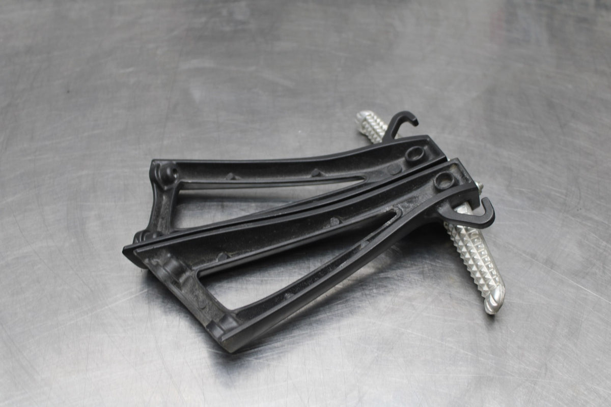 08-16 YAMAHA YZF R6 REAR BACK PASSENGER PEG SET PAIR BB856