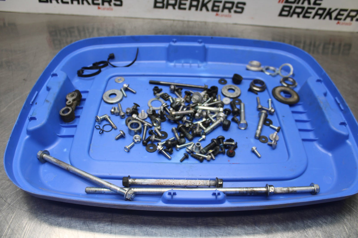 16 YAMAHA XSR900 ENGINE MOUNTING BOLTS HARDWARE MOTOR SCREWS BB786