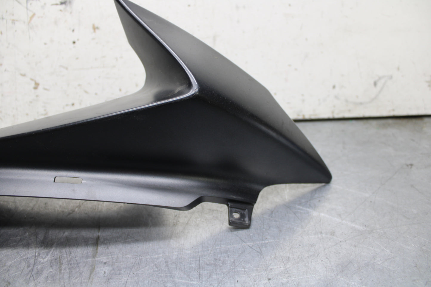 08-10 SUZUKI GSXR 600  RIGHT FRONT UPPER MID SIDE FAIRING COWL PLASTIC BB630