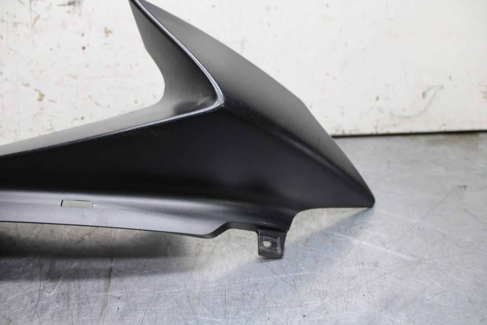 08-10 SUZUKI GSXR 600  RIGHT FRONT UPPER MID SIDE FAIRING COWL PLASTIC BB630