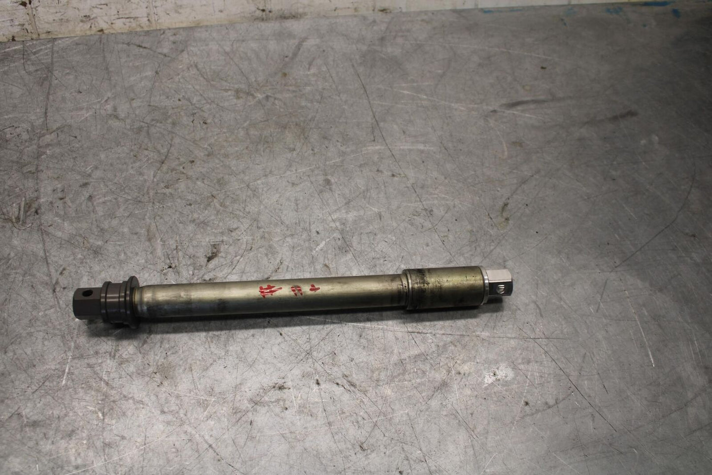 2017 Suzuki GSXR600 FRONT WHEEL RIM AXLE PIVOT BOLT 54711-14J00 BB527