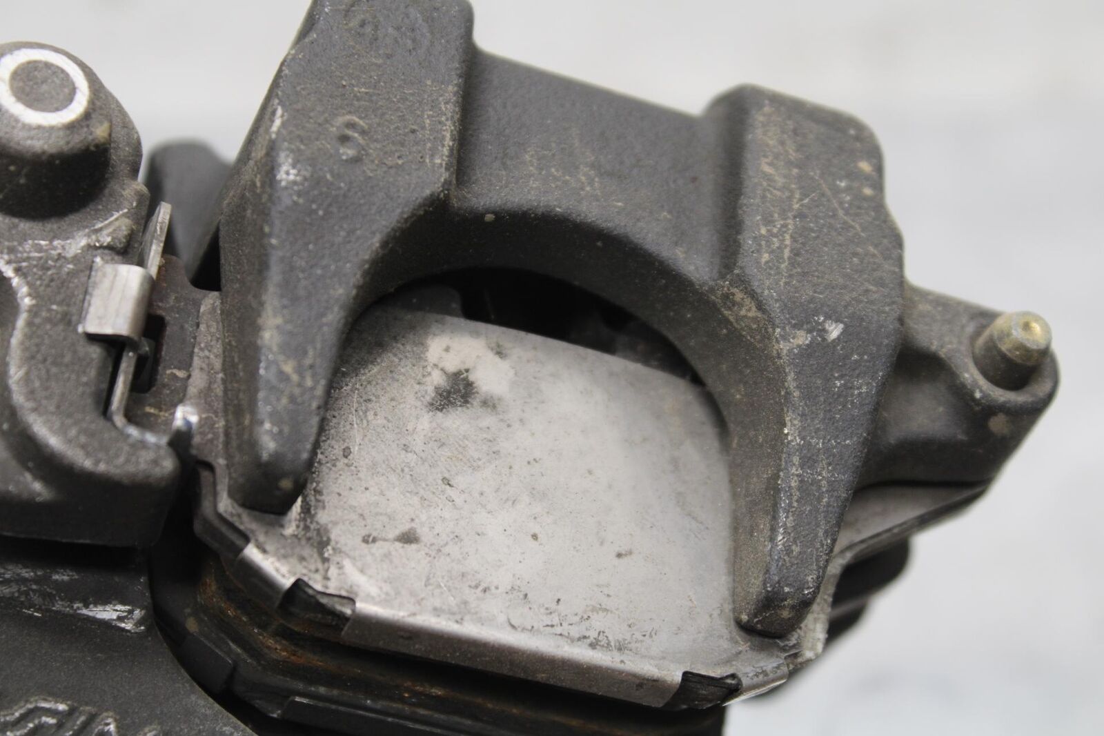 2007 Yamaha YZF R6S REAR BACK BRAKE CALIPER W MOUNT BRACKET BB594